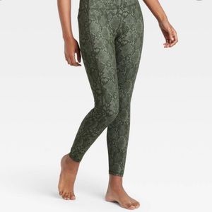 NWT All In Motion 7/8 Leggings High Rise Olive Snake Size XS 2 exterior pockets
